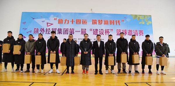 11陜外經(jīng)貿(mào)集團黨委書記、董事長肖玉龍為第一名獲獎隊頒獎_副本.jpg