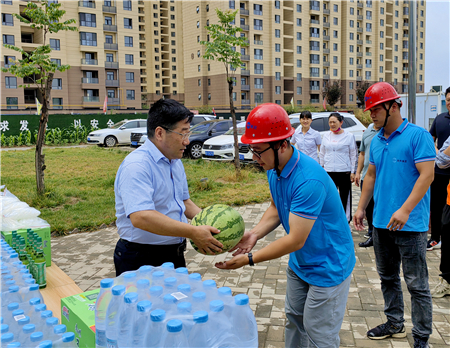 7月5日，集團(tuán)公司黨委副書記、總經(jīng)理惠宏軍帶隊赴咸陽市秦都區(qū)馬泉新家園三標(biāo)段項目、興平四季花園三期項目開展“送清涼”慰問活動，并檢查防暑降溫及安全生產(chǎn)工作情況 (2)_副本.jpg